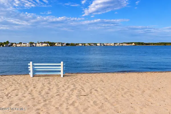 8 Frankies Lane, Toms River, NJ 08753
