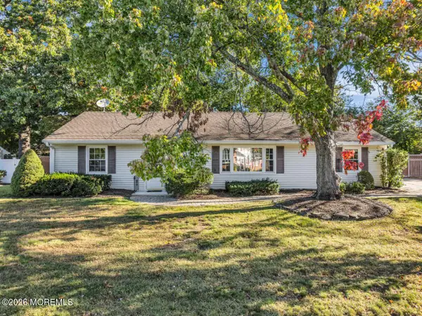 484 Apple Valley Drive, Belford, NJ 07718