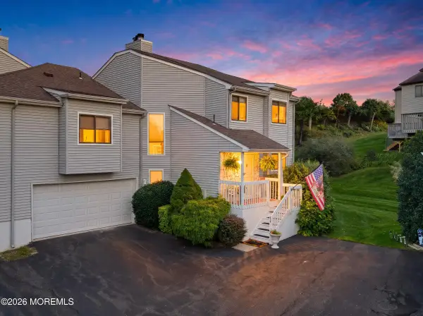 14 Oxford Lane, Middletown, NJ 07748