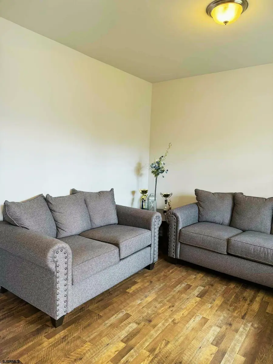 111 Crystal Lake Dr, Egg Harbor Township, NJ 08234-8705 - Image #2