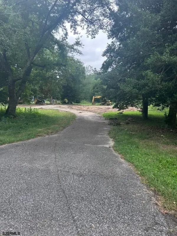 18 E Ravenwood Dr, Clermont, NJ 08210
