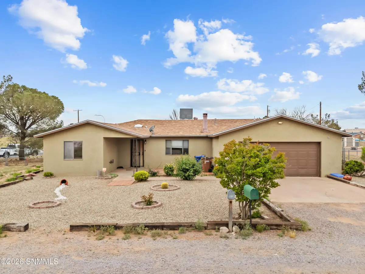 5011 Calle Del Ranchero, Las Cruces, NM 88011 - #1