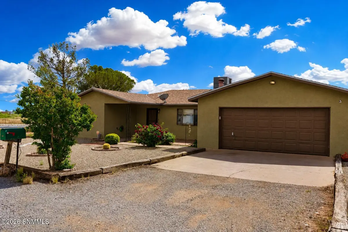 5011 Calle Del Ranchero, Las Cruces, NM 88011 - #1