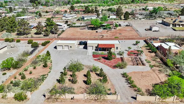 7 Calle Flores, La Luz, NM 88337