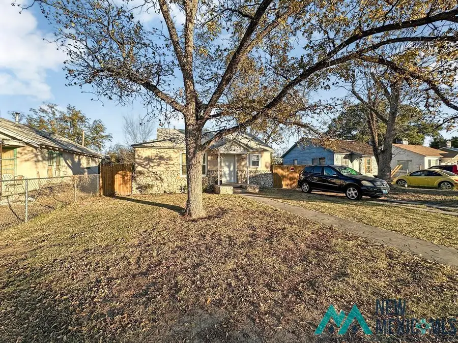 306 N Lake Street, Carlsbad, NM 88220 - Image #2