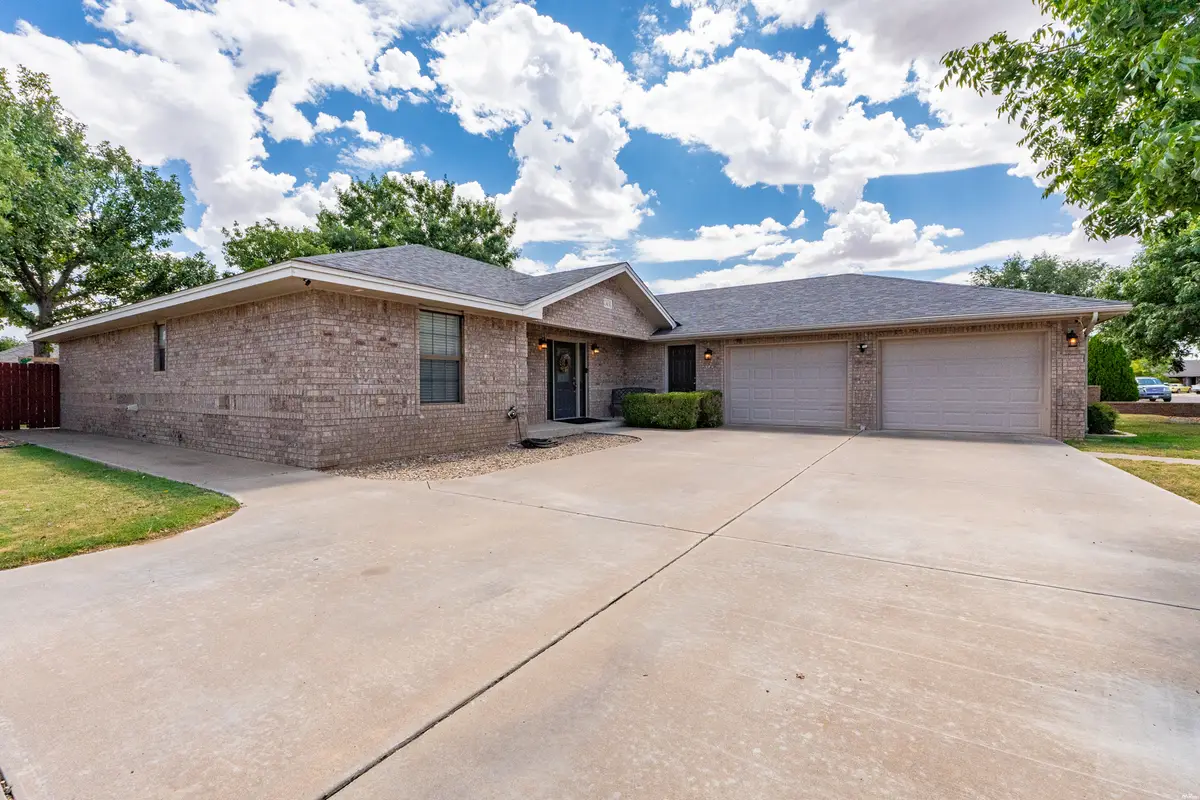 1303 Oakwood Circle, Portales, NM 88130 - #1