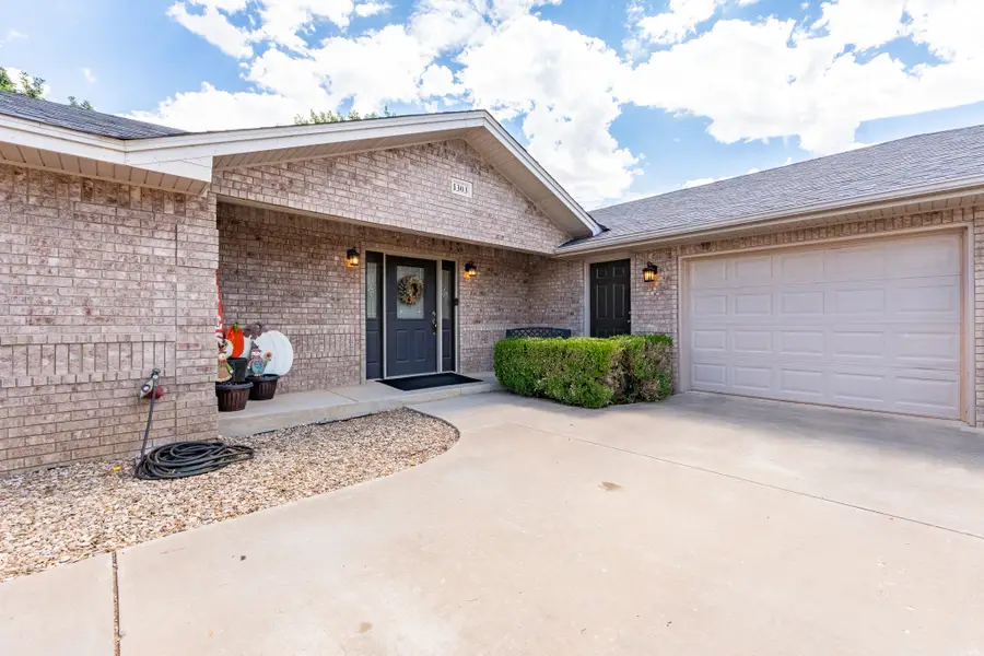 1303 Oakwood Circle, Portales, NM 88130 - #2