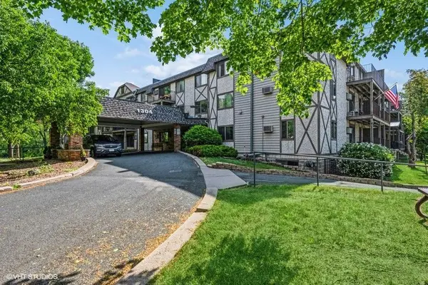 1304 W Medicine Lake Drive #202, Plymouth, MN 55441