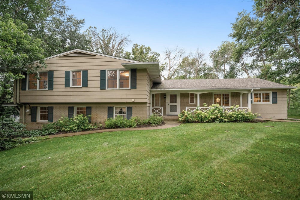23 N Oaks Road, North Oaks, MN 55127 BHGRE
