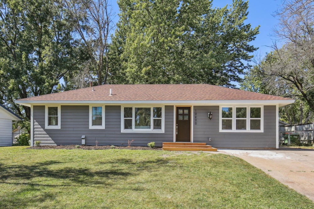 10400 Arrowhead Street Nw, Coon Rapids, MN 55433 BHGRE