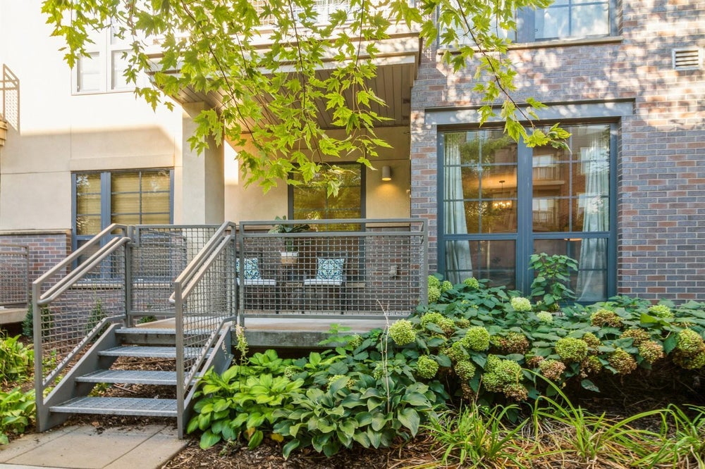 825 Berry Street 109, Saint Paul, MN 55114 BHGRE