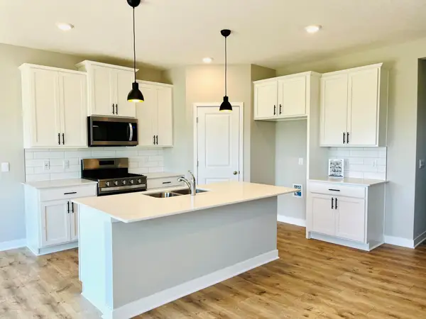 8337 Brumby Trail, Woodbury, MN 55129