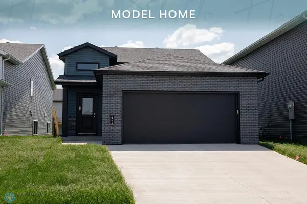 6725 Meadow View Drive S, Fargo, ND 58104