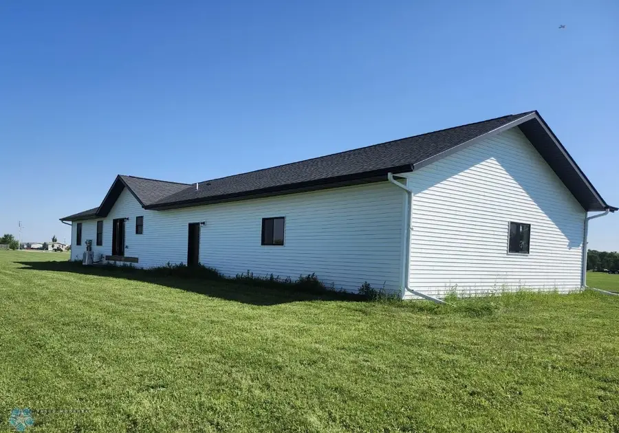 208 4th Street Nw, Gwinner, ND 58040 - #3