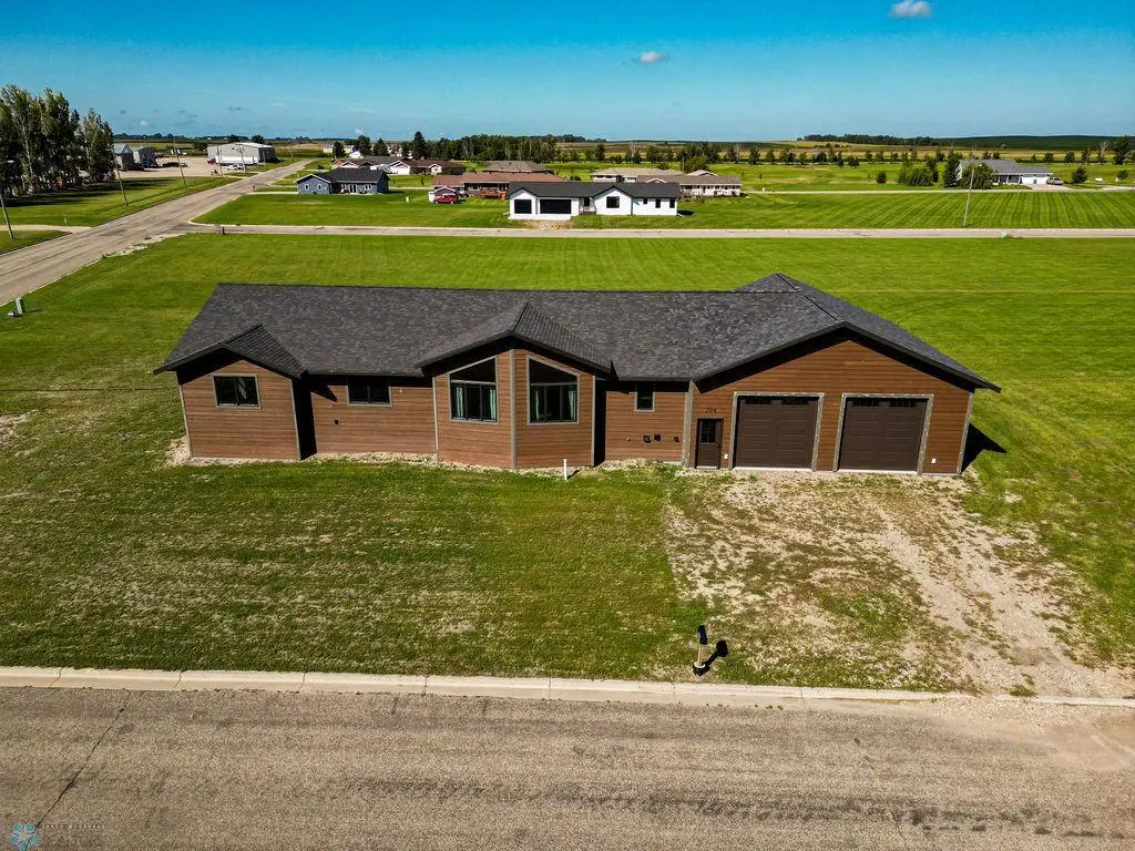 204 3rd Street Nw, Gwinner, ND 58040 - Image #1