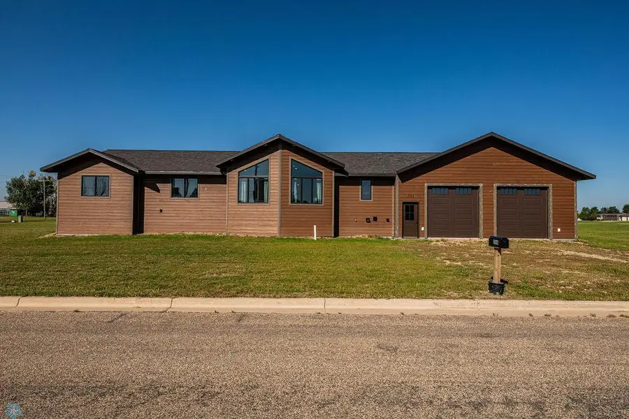204 3rd Street Nw, Gwinner, ND 58040 - Image #2