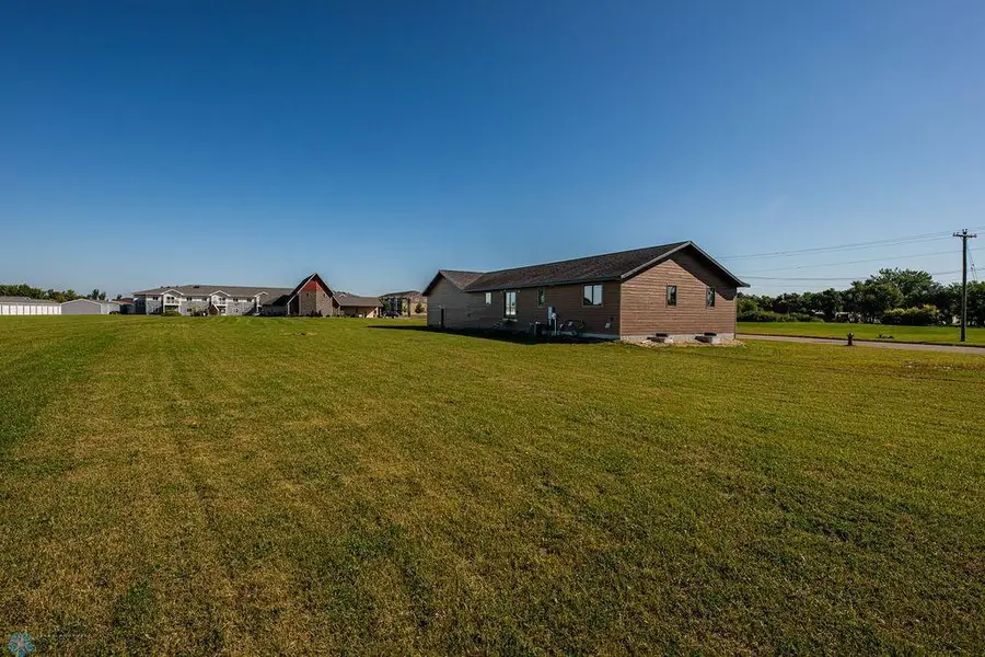 204 3rd Street Nw, Gwinner, ND 58040 - Image #3