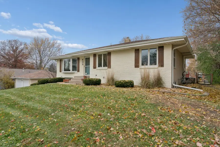 635 Ivy Falls Avenue, Mendota Heights, MN 55118 - Image #2