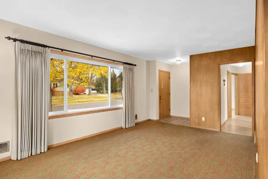 692 Grandview Avenue W, Roseville, MN 55113 - Image #3