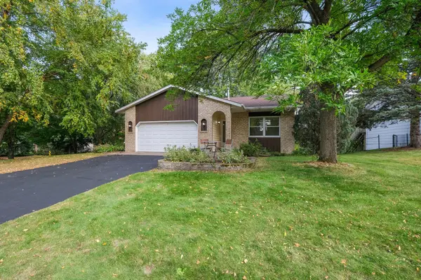 1329 Carriage Road, Woodbury, MN 55125