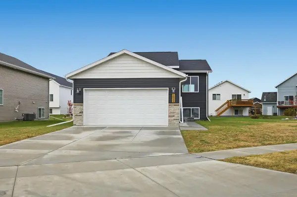 1029 Highland Lane W, West Fargo, ND 58078