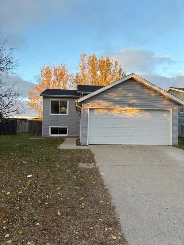 1726 2nd Avenue E, West Fargo, ND 58078