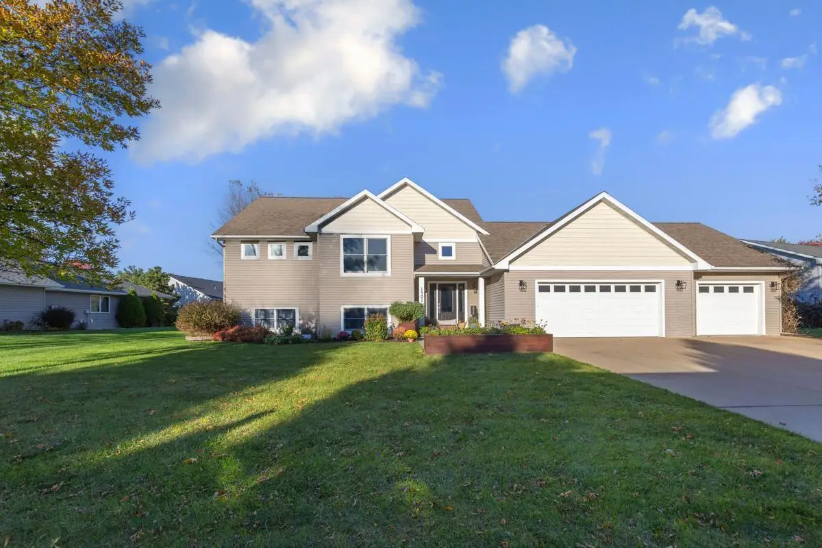 1401 Lloyd Lane, Saint Peter, MN 56082 - Image #1