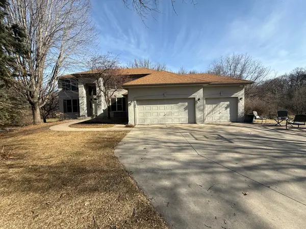 7483 Moccasin Trail, Chanhassen, MN 55317