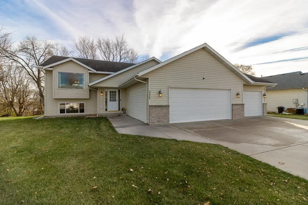 335 E Woodridge Drive, Le Center, MN 56057 - Image #1