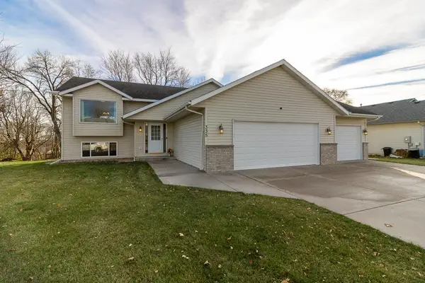 335 E Woodridge Drive, Le Center, MN 56057