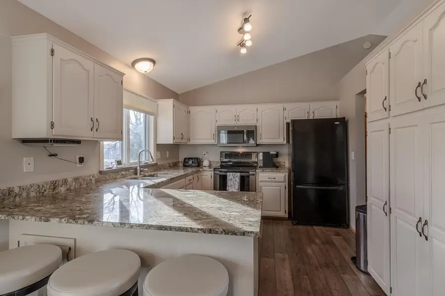 335 E Woodridge Drive, Le Center, MN 56057 - Image #2