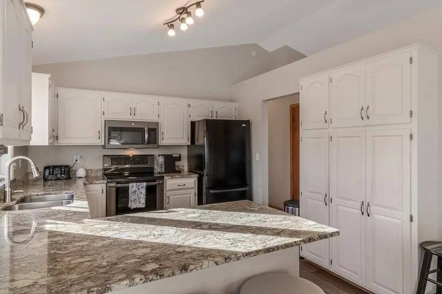 335 E Woodridge Drive, Le Center, MN 56057 - Image #3