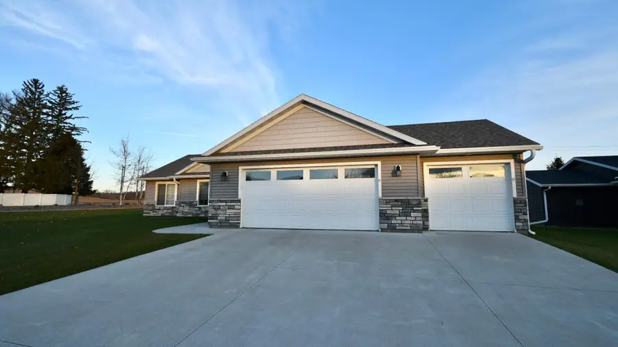 190 Highlands Circle, Zumbrota, MN 55992 - Image #2