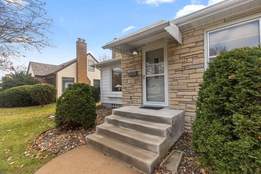 2908 30th Avenue Ne, Saint Anthony, MN 55418 - Image #2