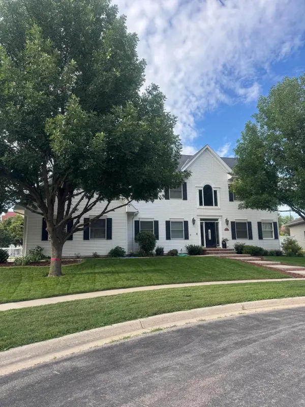 817 Cullen Circle, Marshall, MN 56258