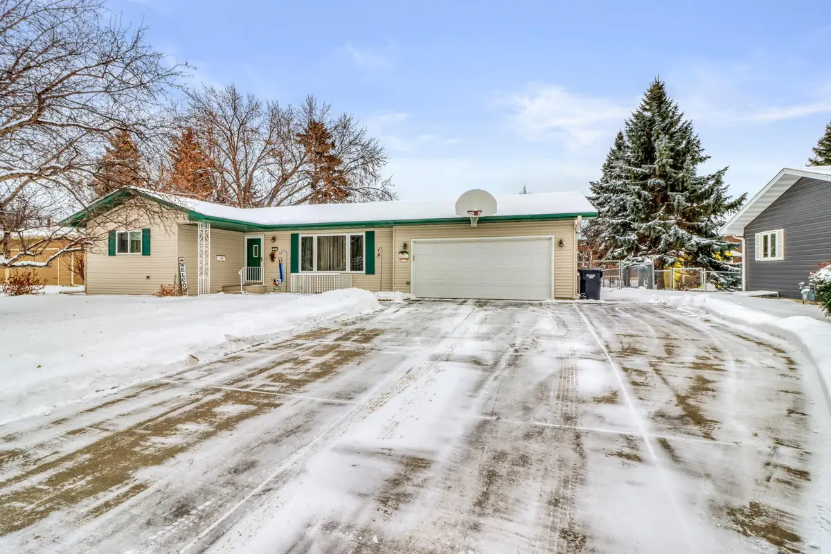 35 S Woodcrest Drive N, Fargo, ND 58102 - Image #1