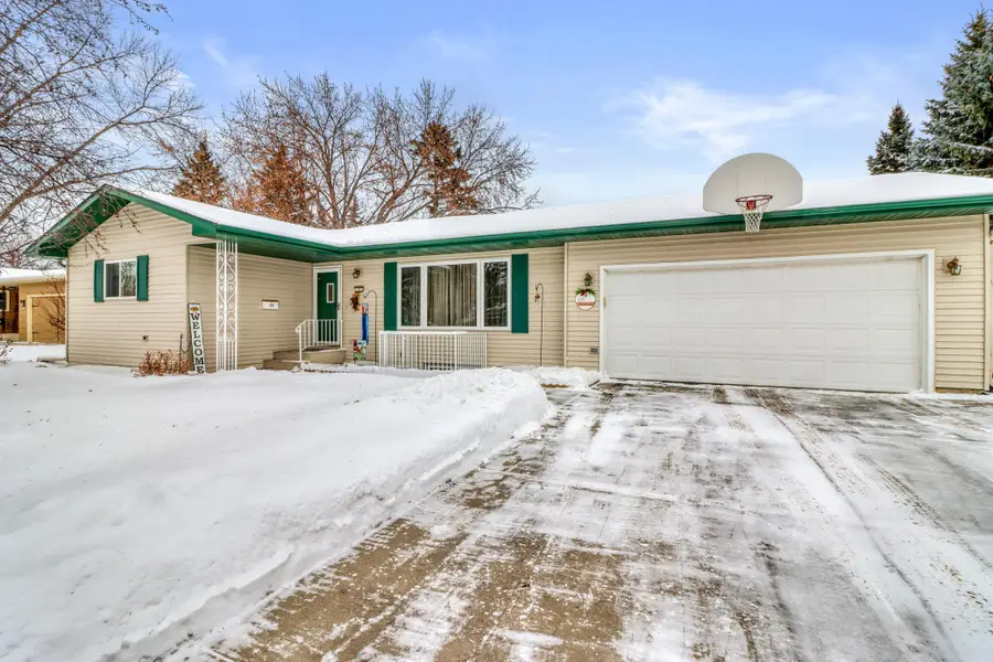 35 S Woodcrest Drive N, Fargo, ND 58102 - Image #2