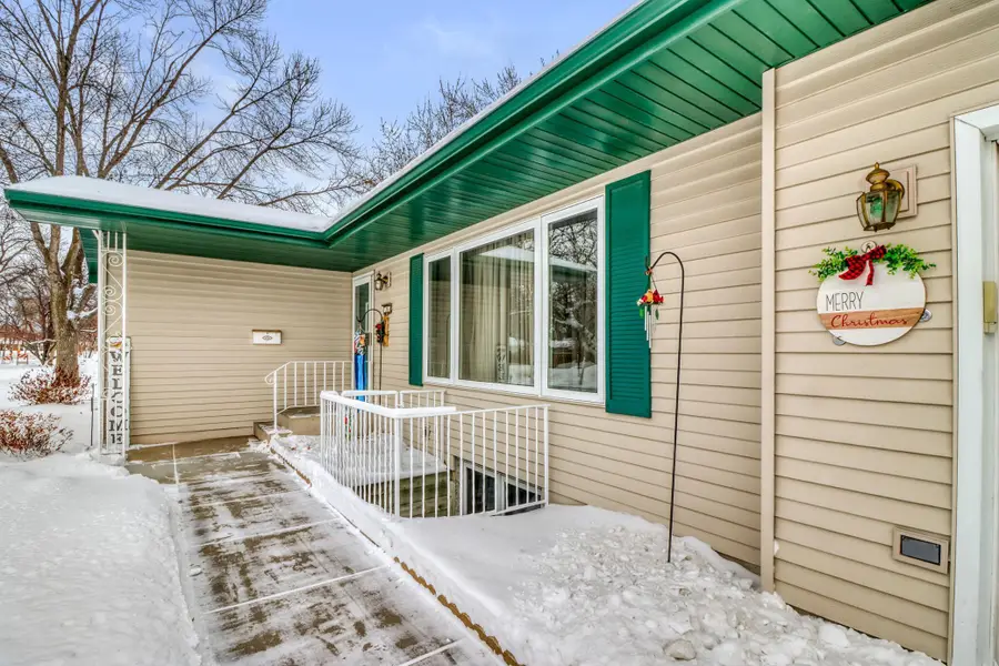 35 S Woodcrest Drive N, Fargo, ND 58102 - Image #3