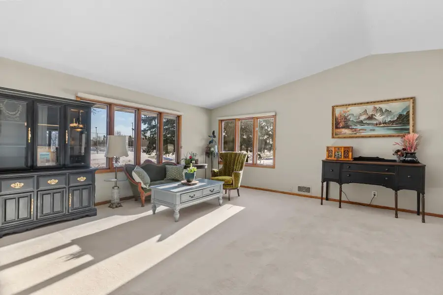 1887 Lakewood Drive N, Maplewood, MN 55109 - Image #3