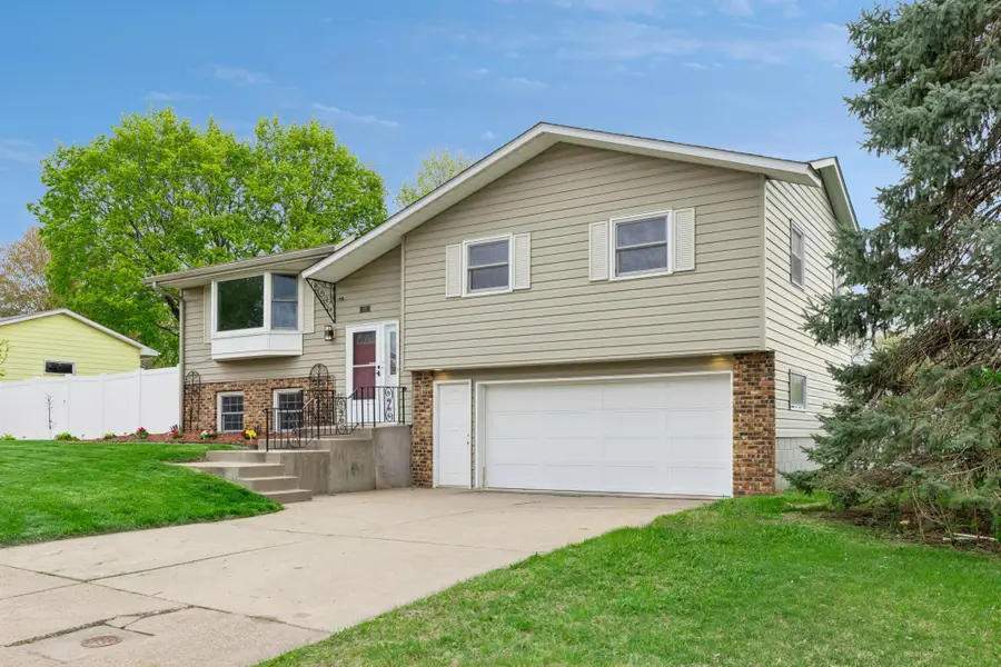 631 Greenway Avenue N, Oakdale, MN 55128 - #2