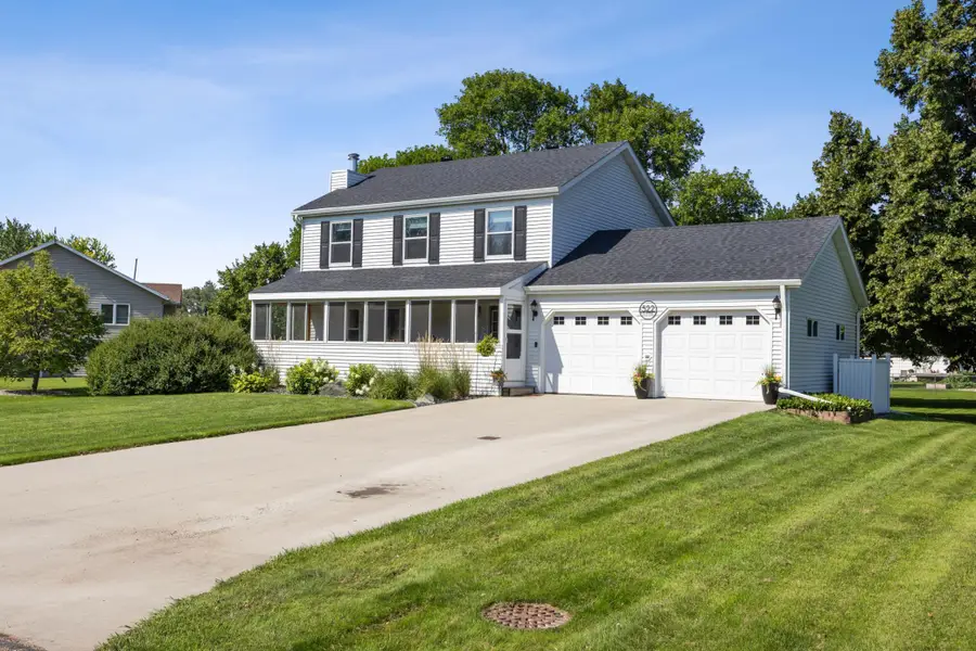 522 9th Avenue S, Casselton, ND 58012 - #2