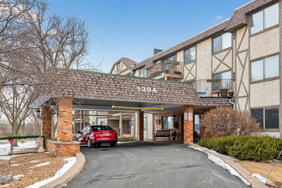 1304 W Medicine Lake Drive #119, Plymouth, MN 55441 - #2