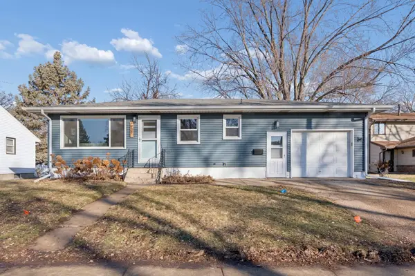 937 4th Avenue E, Shakopee, MN 55379