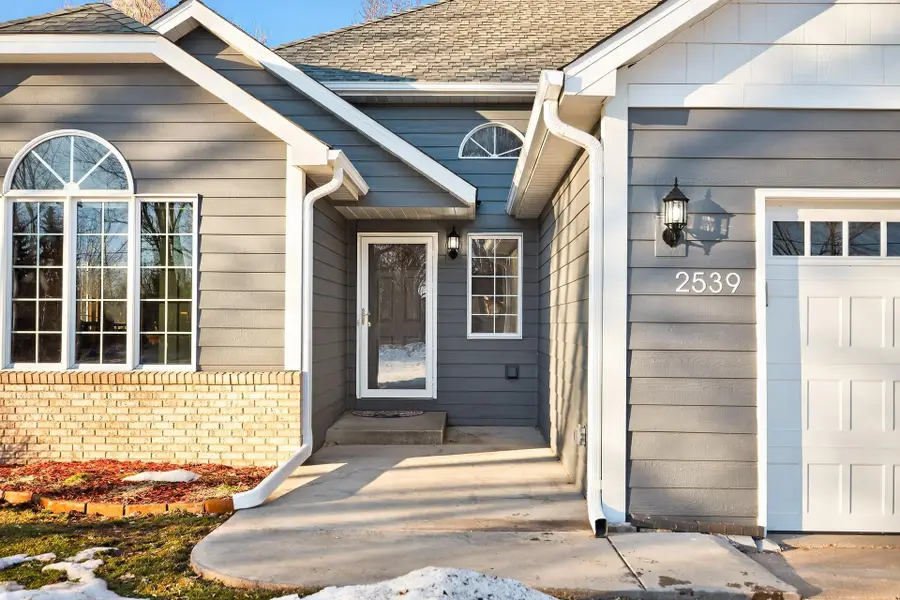 2539 Highwood Avenue E, Maplewood, MN 55119 - #2