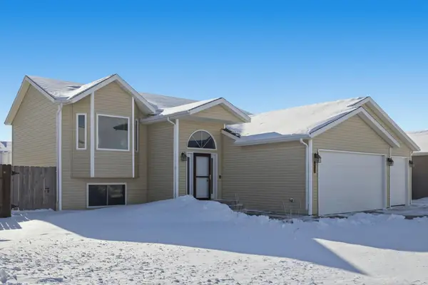 1037 39th Avenue W, West Fargo, ND 58078