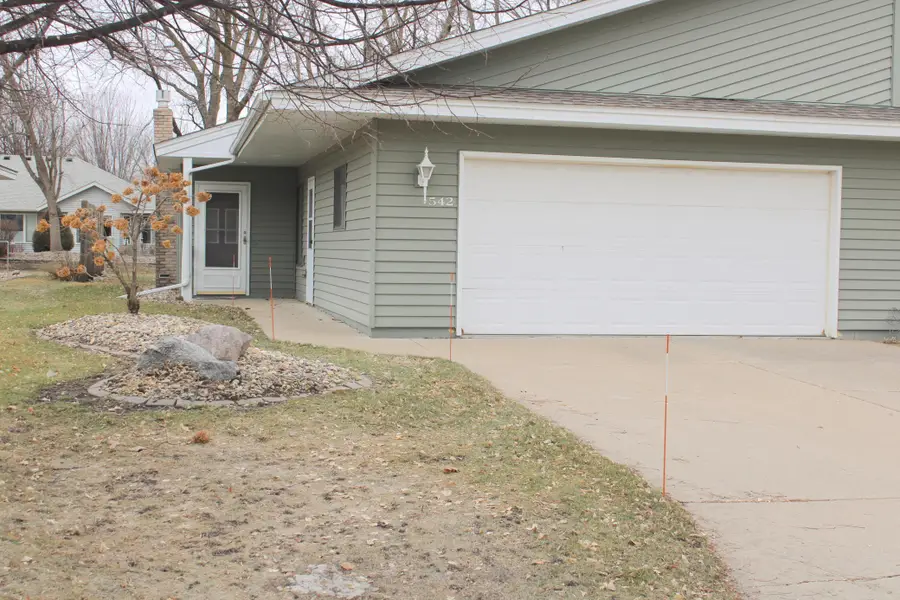 542 Graham Street Sw, Hutchinson, MN 55350 - #2
