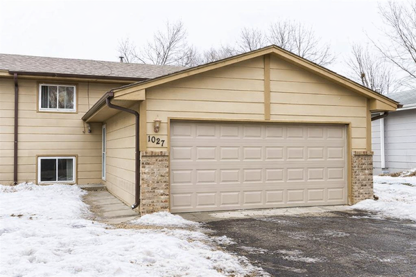 1027 Eastview Circle, Shakopee, MN 55379