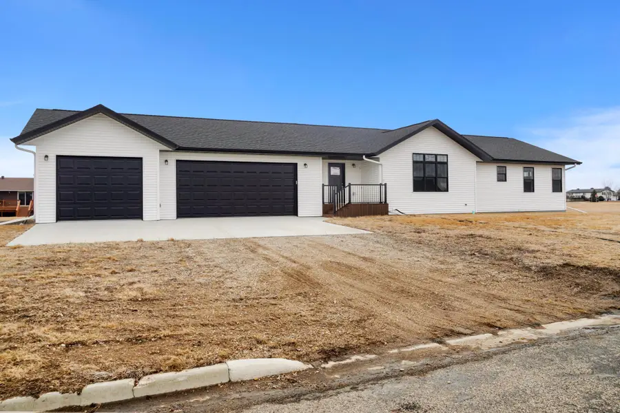 208 4th St Nw, Gwinner, ND 58040 - #2