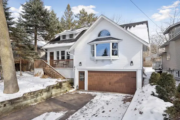 1040 Summit Avenue, Mahtomedi, MN 55115