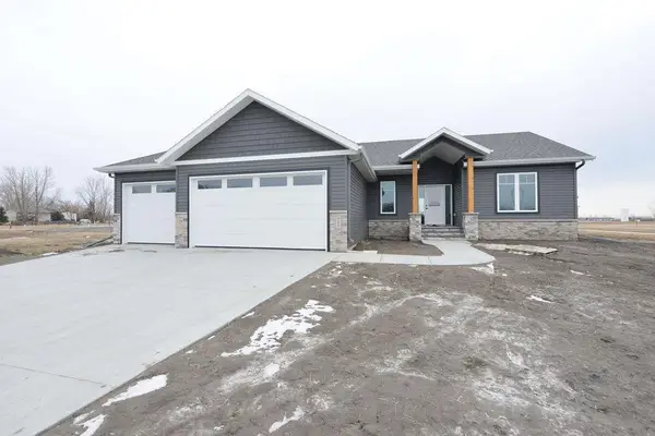 867 Harvest Circle, Horace, ND 58047